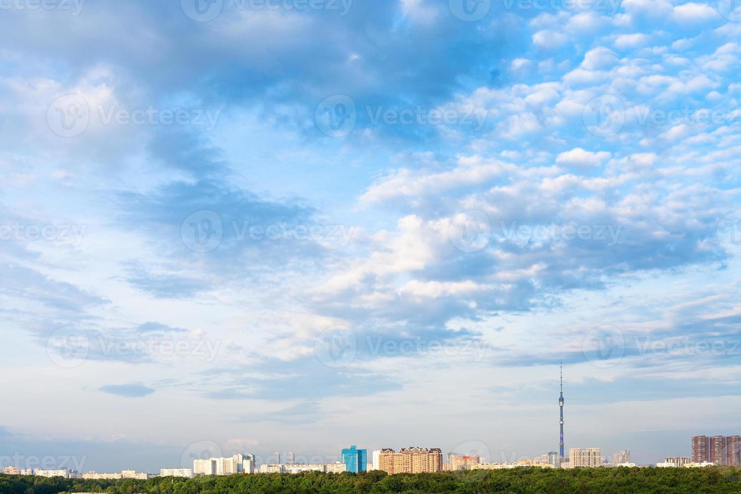 zomer middag lucht met wolken over- stad foto