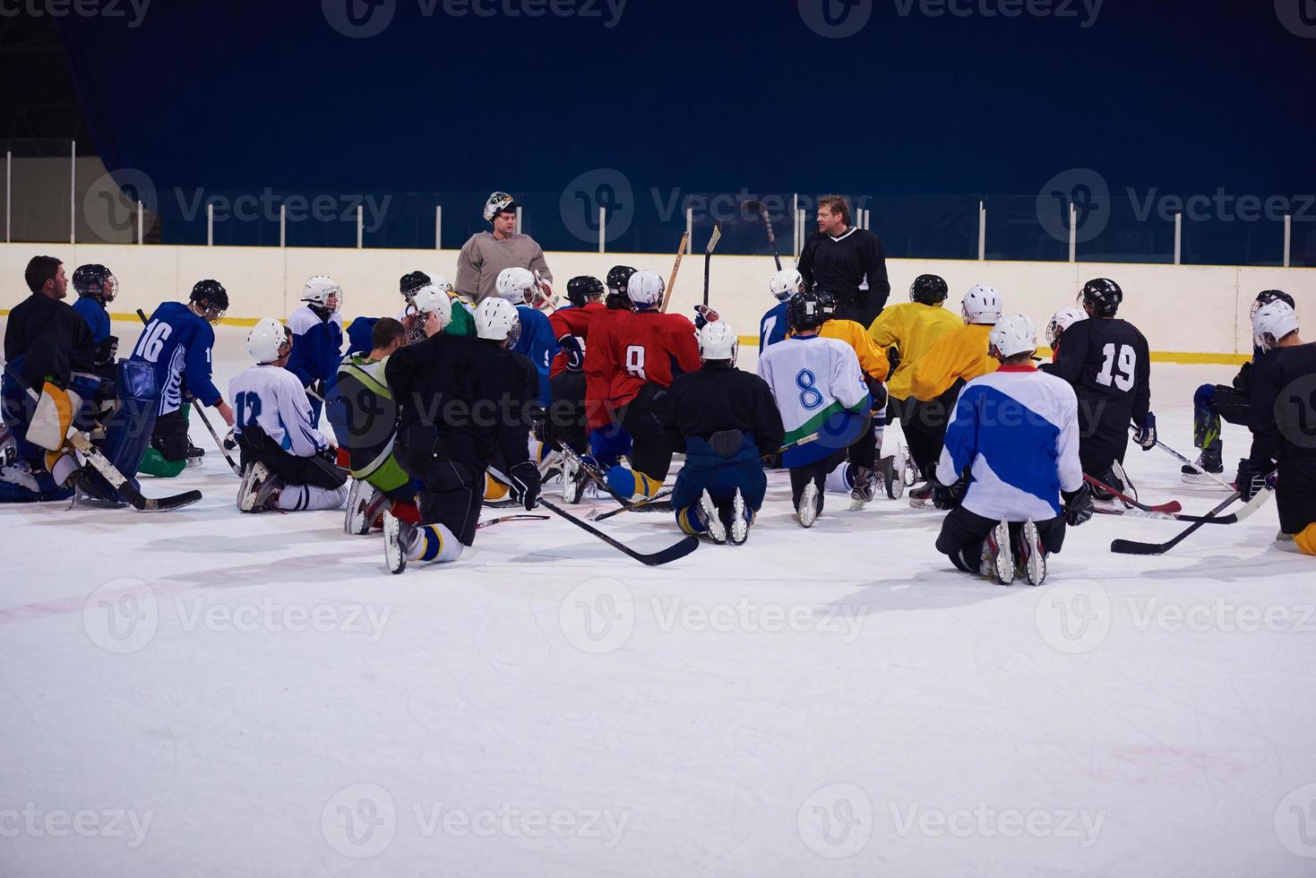 ijs hockey spelers team vergadering met trainer foto