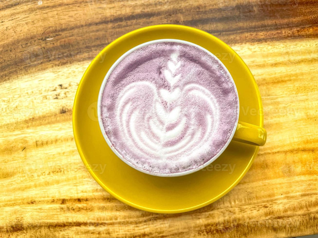 mooi kop van Taiwanees taro melk drinken met latte kunst foto