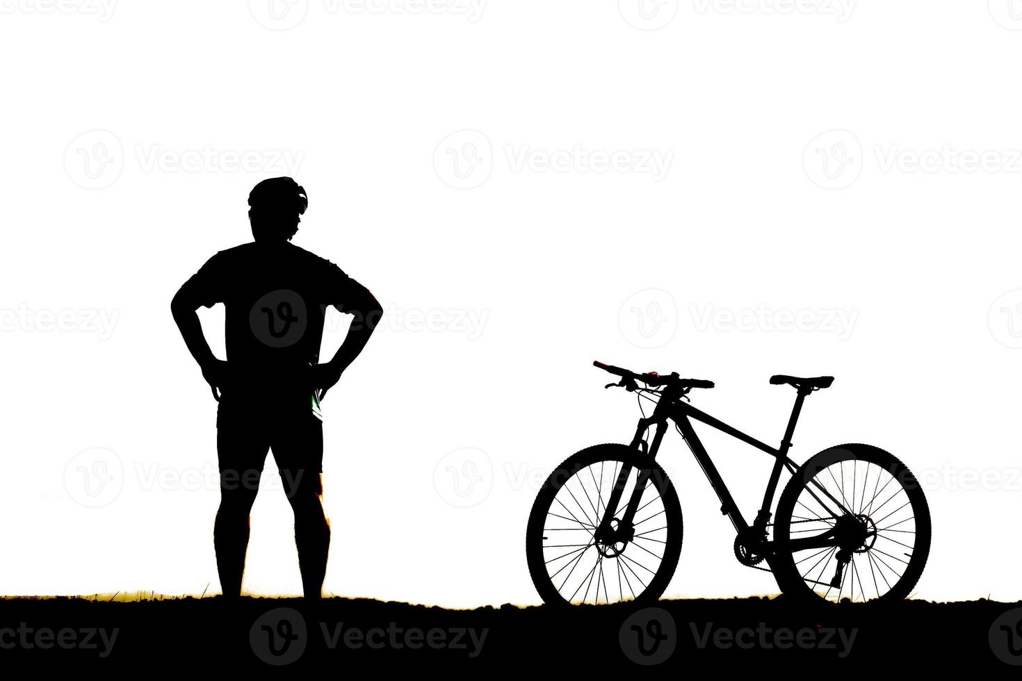 silhouet van een persoon rijden een fiets foto