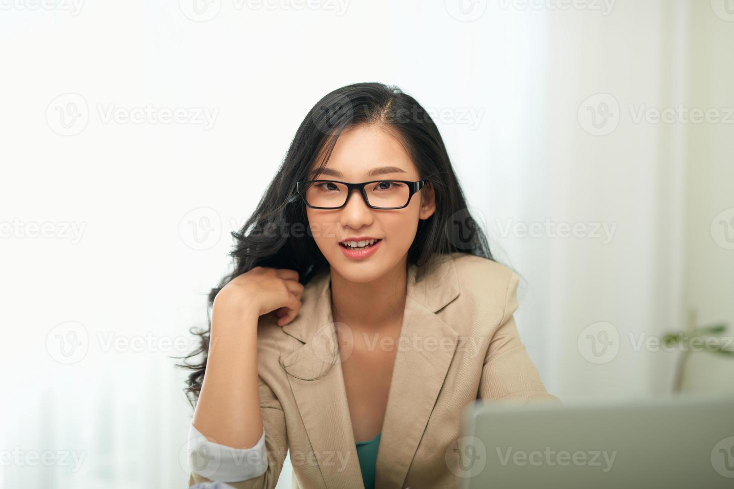 portret van mooie jonge vrouw die werkt in het kantoor. foto