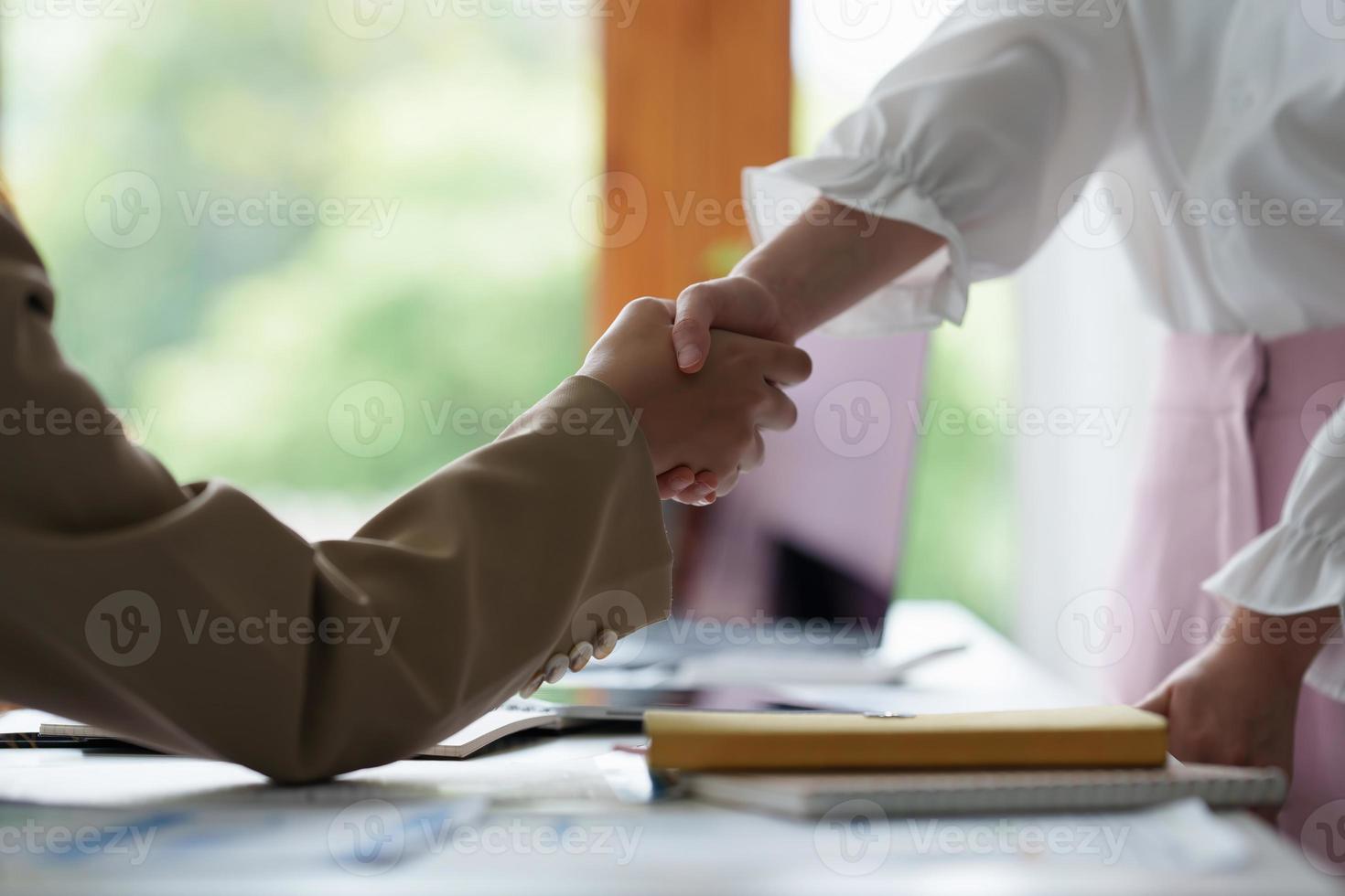 bedrijf mensen geslaagd onderhandeling en handdruk. viering vennootschap en teamwerk, bedrijf transactie concept. foto