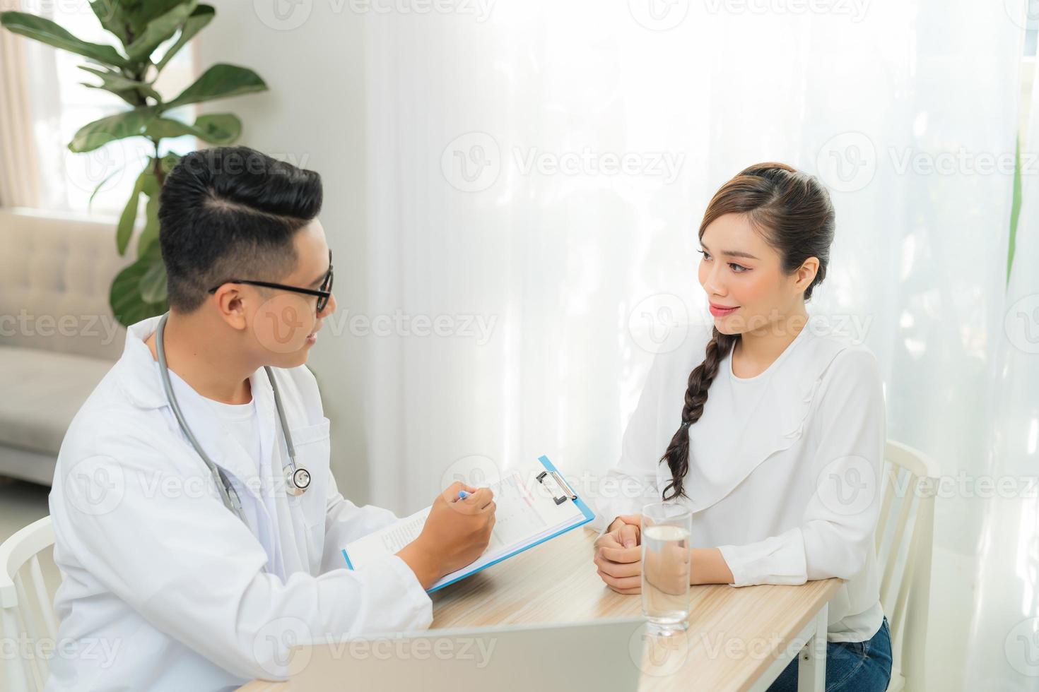 gezondheidszorg concept van verloskundige-gynaecoloog dokter raadplegen met jong vrouw over haar Gezondheid in kliniek of ziekenhuis. foto