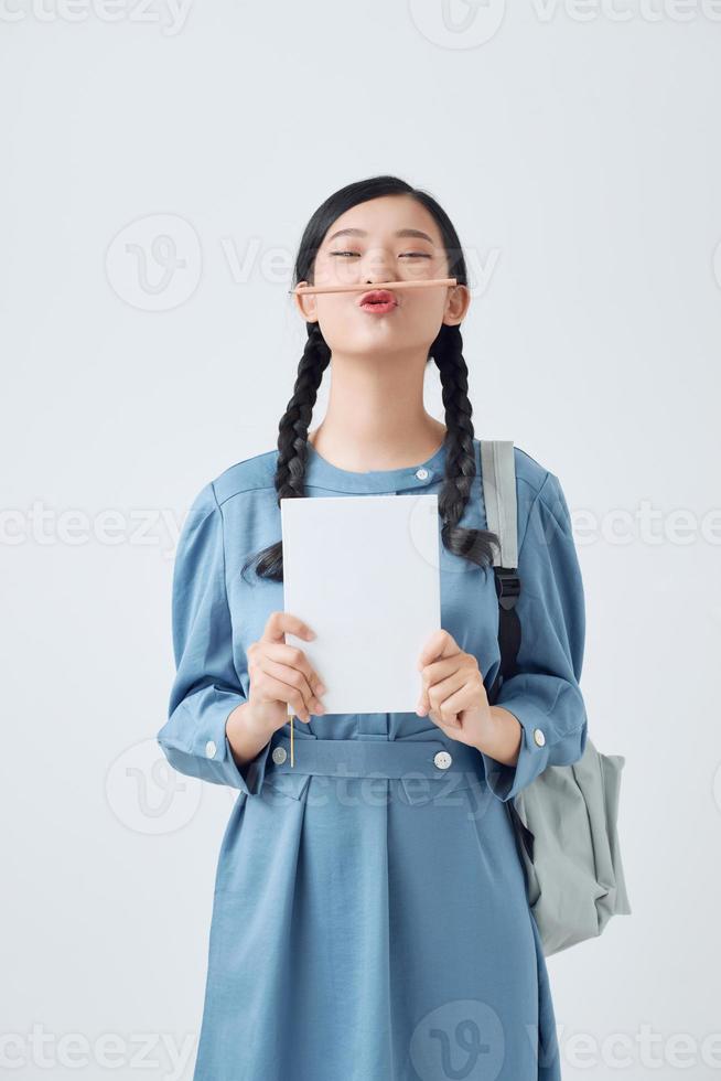 vrouw leerling met notebooks hebben pret Holding potlood met lippen, creativiteit foto