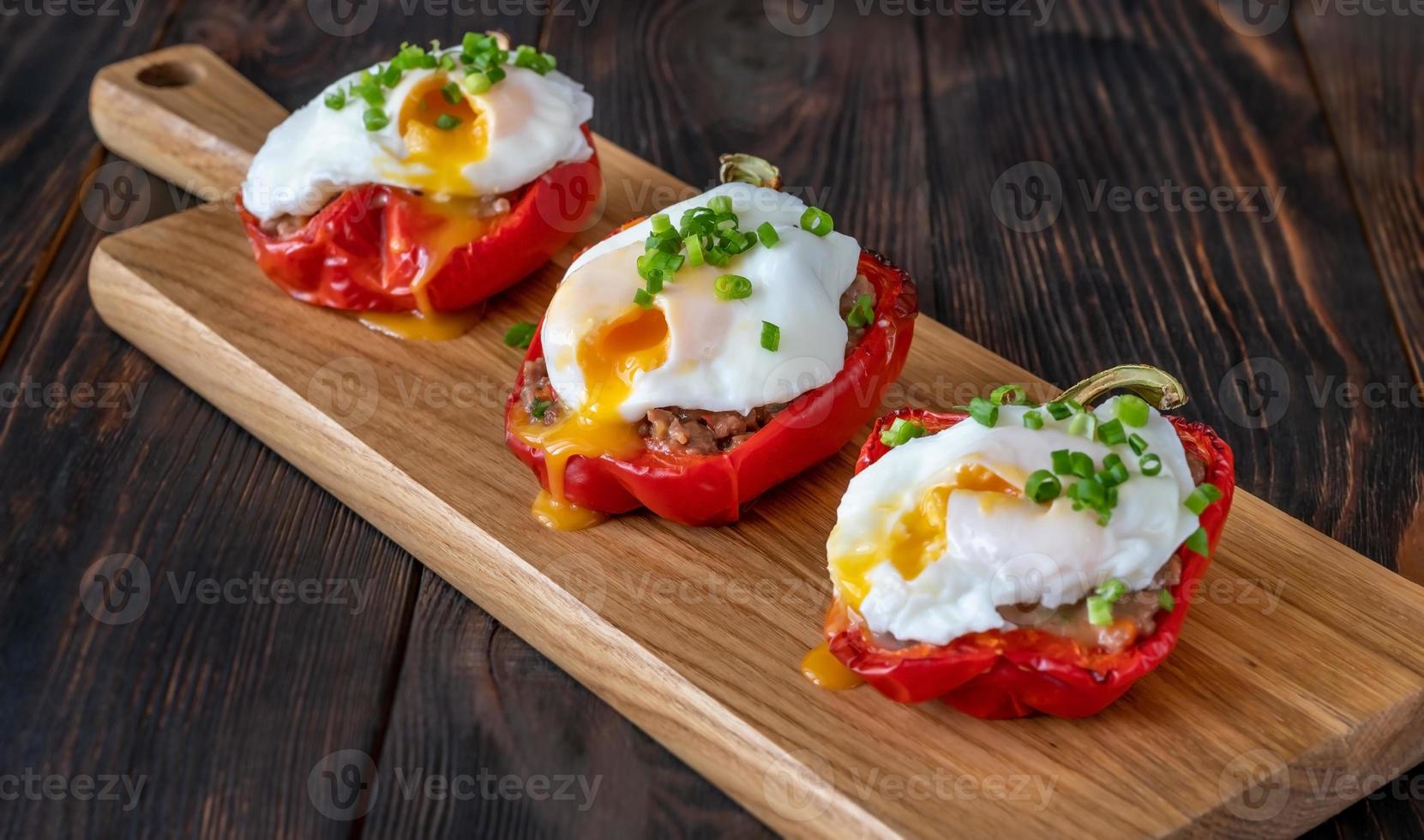 Gevulde Paprika's Met Vlees Met Gepocheerde Eieren foto