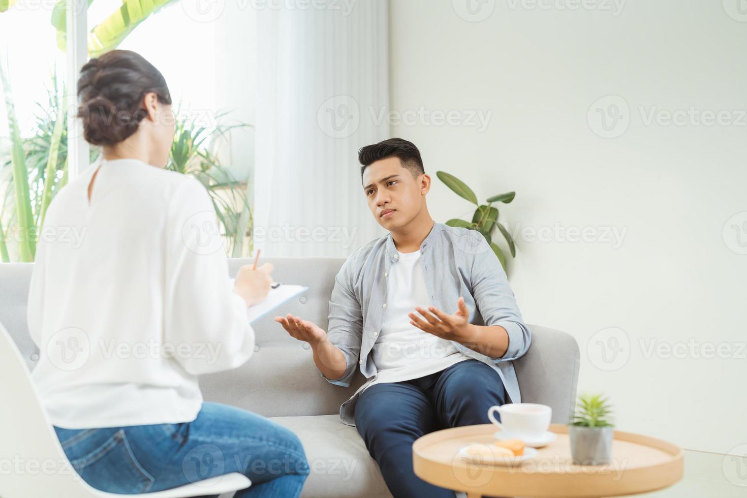 psycholoog overleg plegen en psychologisch behandeling sessie. Mens in spanning emotioneel vertellen over zijn depressie en problemen naar dokter. foto