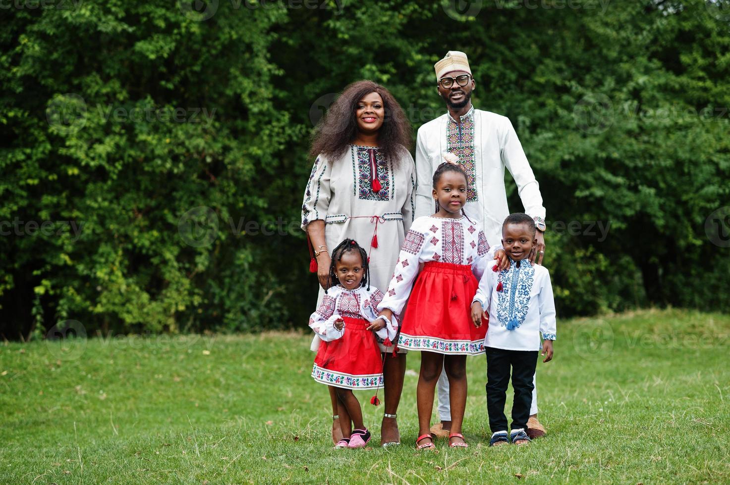 Afrikaanse familie in traditioneel kleren Bij park. foto