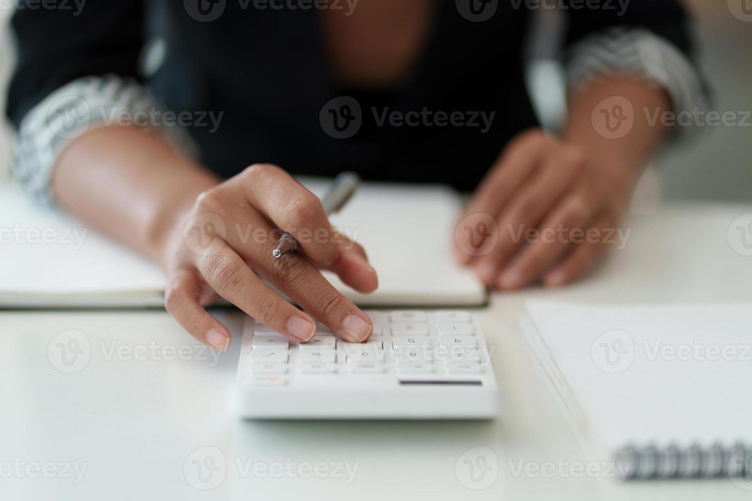 bedrijf vrouw hand- Holding pen op zoek Bij bank spaargeld account toepassing Aan cel telefoon. account of besparing geld of verzekering concept. foto