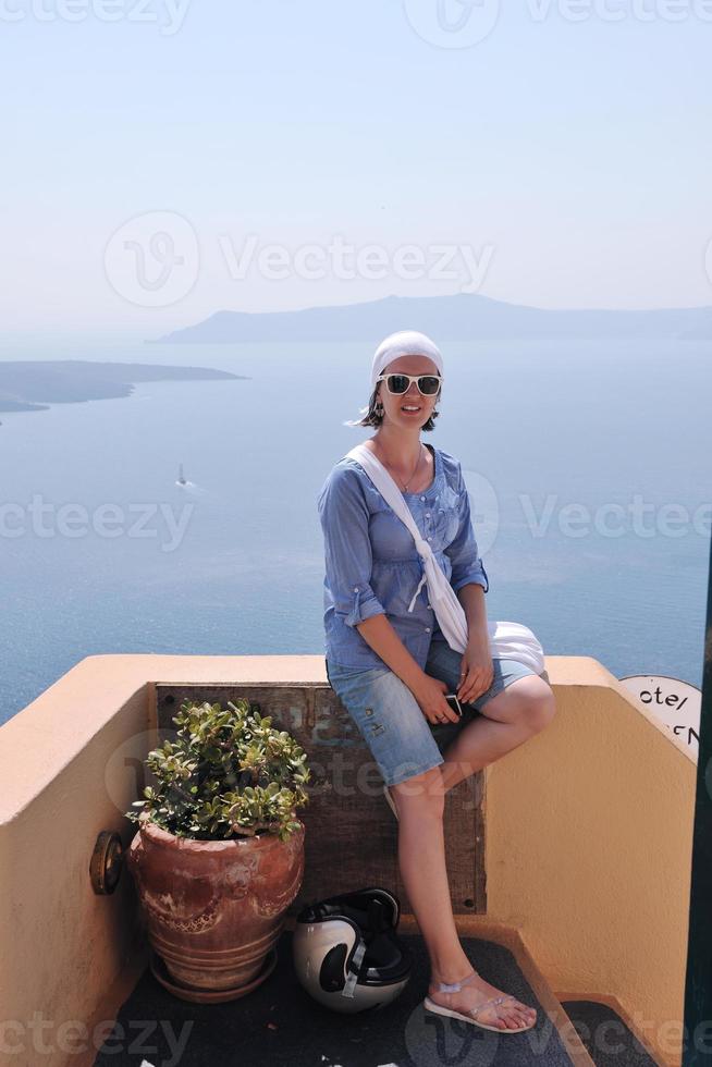 Grieks vrouw Aan de straten van oei, santorini, Griekenland foto