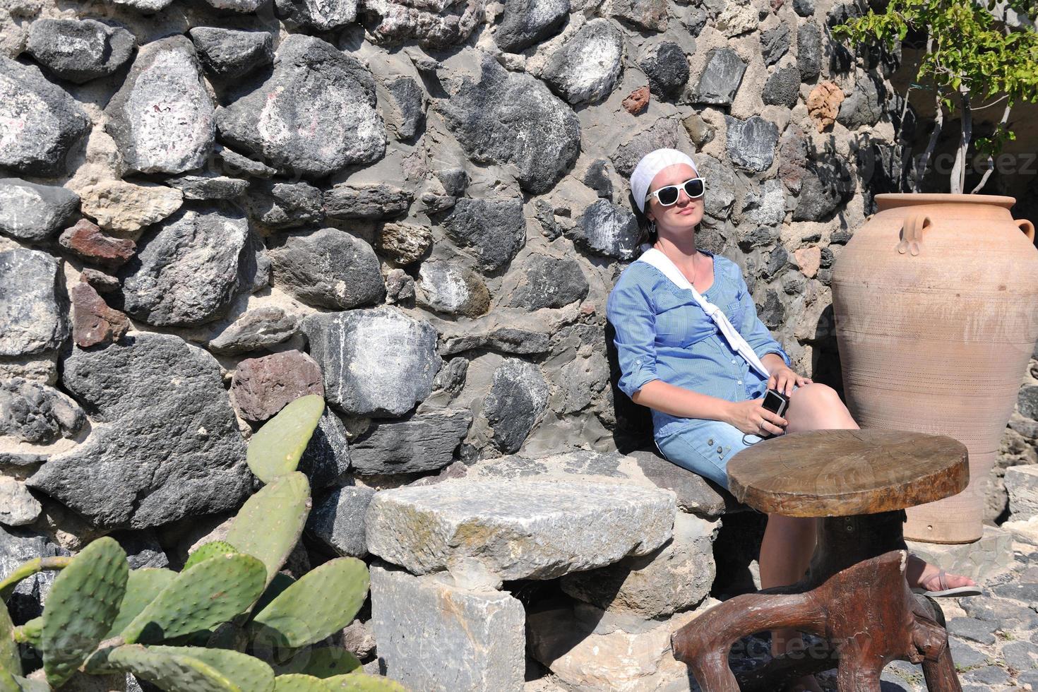 Grieks vrouw Aan de straten van oei, santorini, Griekenland foto