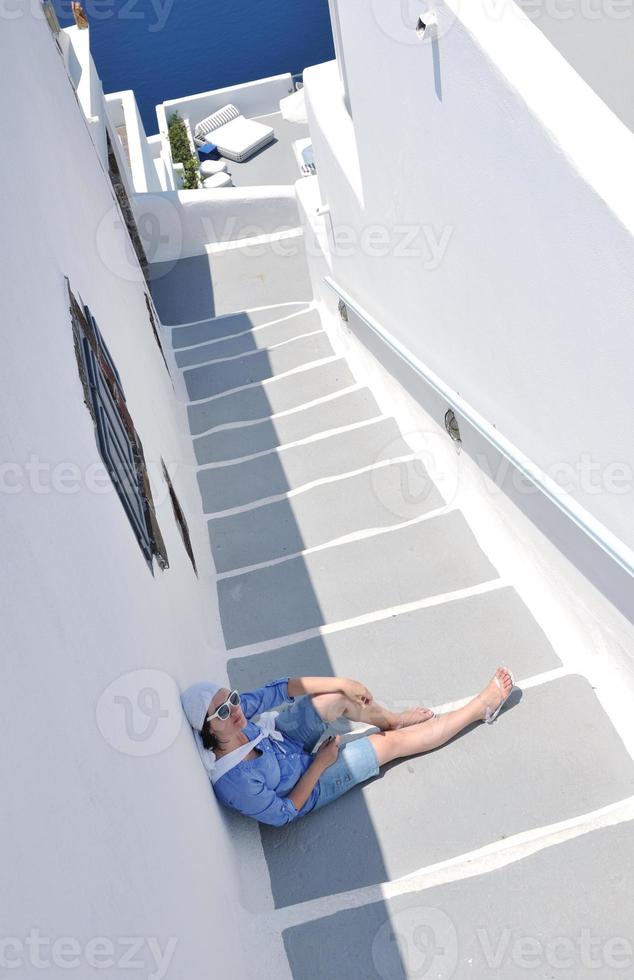 Grieks vrouw Aan de straten van oei, santorini, Griekenland foto