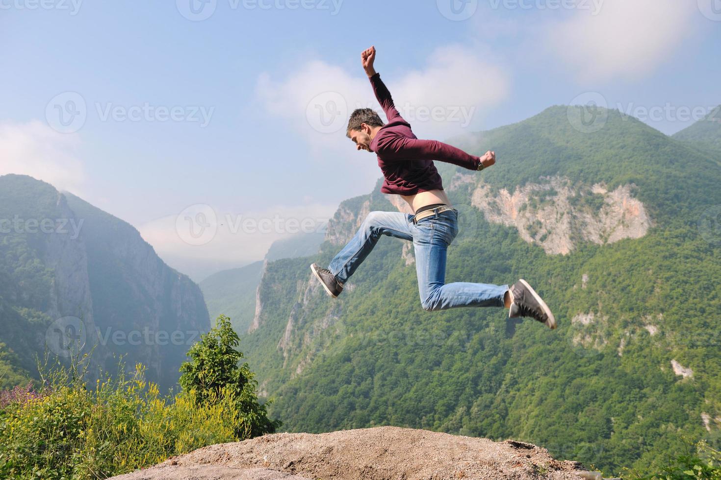 Mens springen in natuur foto