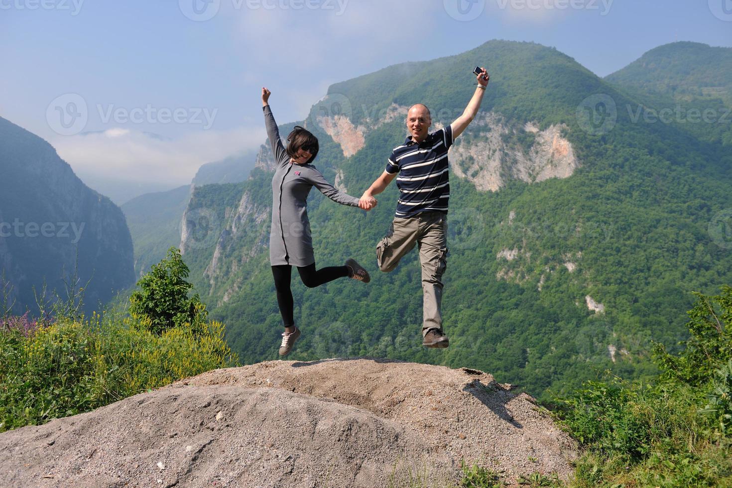 gelukkig jong paar jumping in de lucht foto