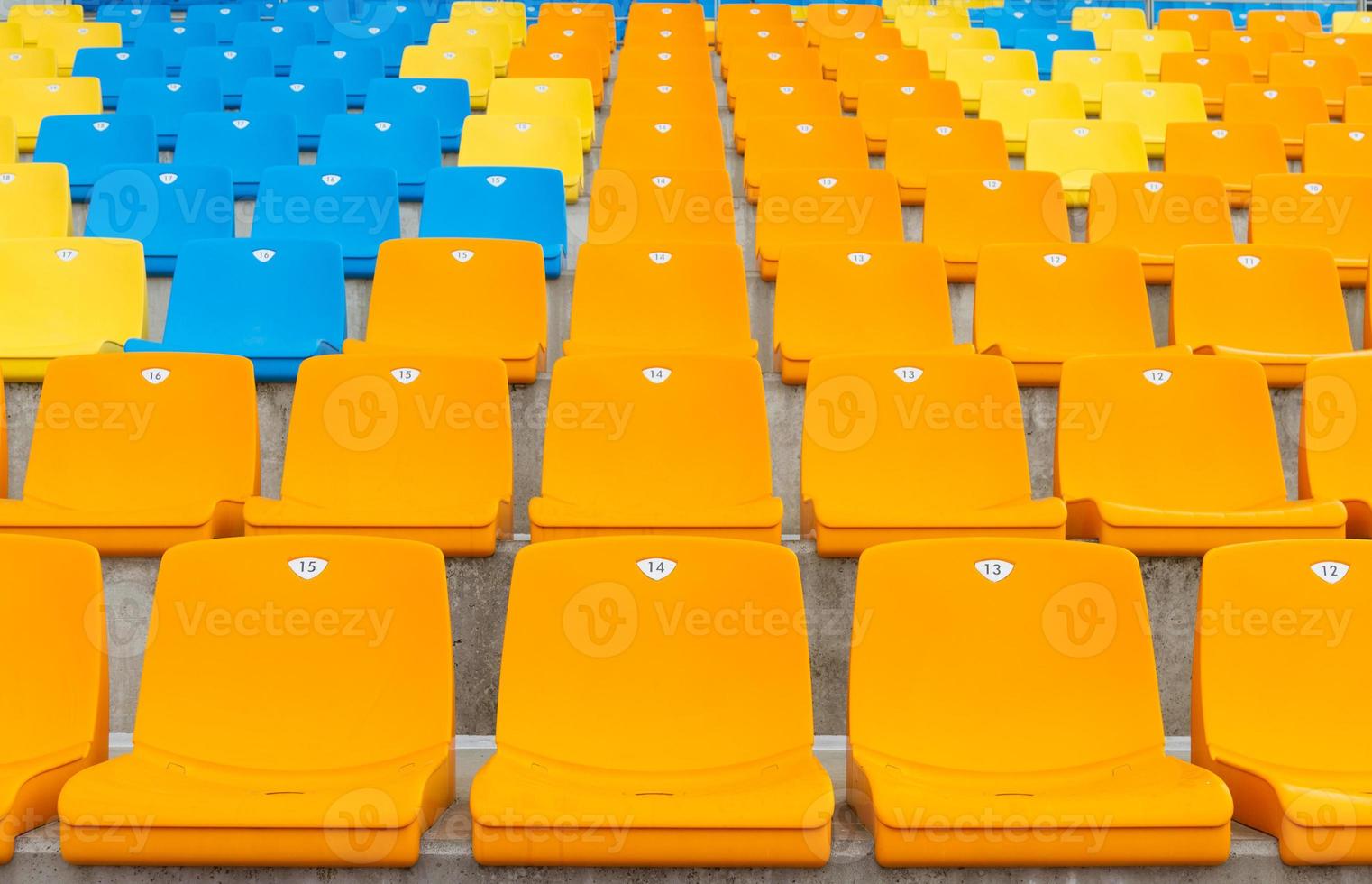 leeg stoelen in stadion foto