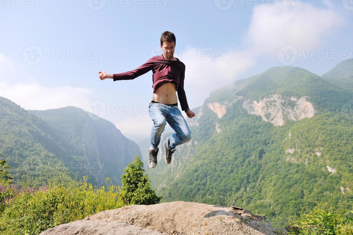 Mens springen in natuur foto