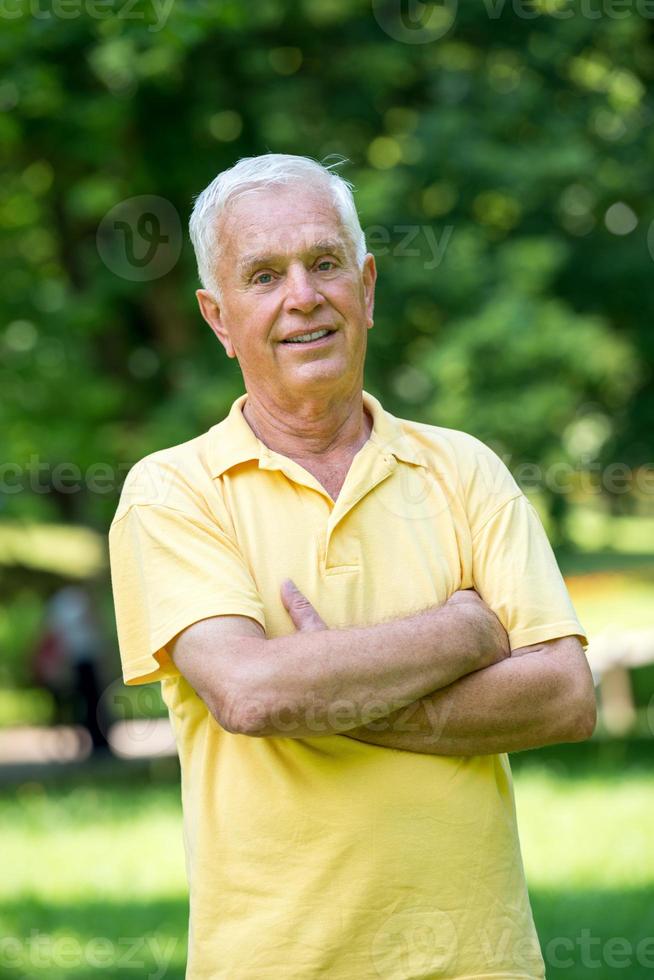 portret van glimlachen ouderen Mens foto