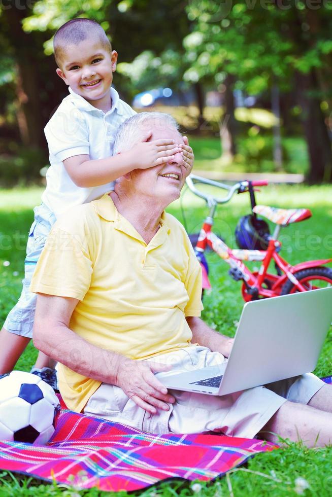 opa en kind gebruik makend van laptop foto