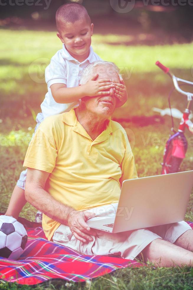 opa en kind gebruik makend van laptop foto