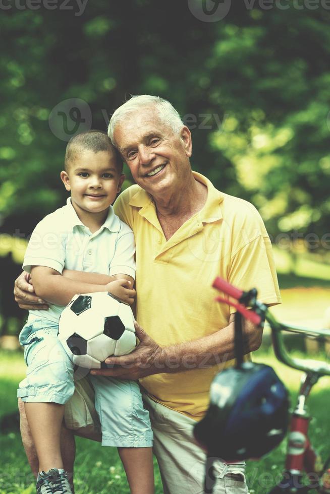 opa en kind hebben pret in park foto