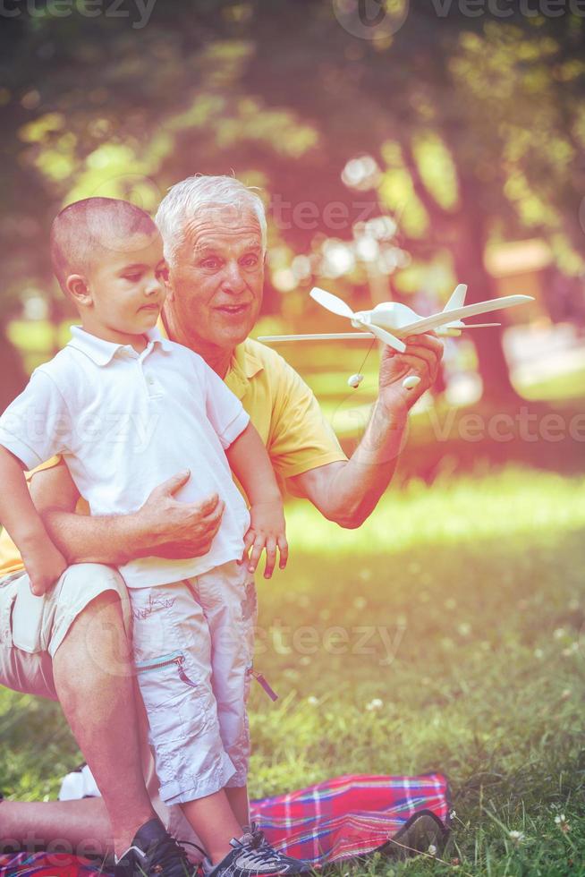 opa en kind hebben pret in park foto