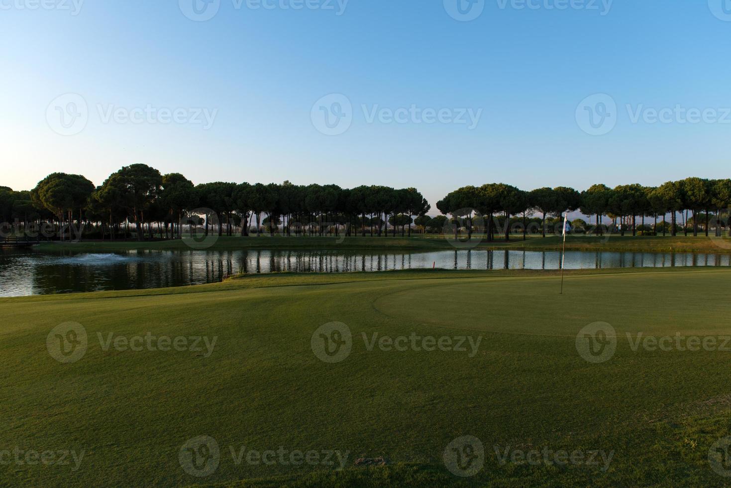 golf Cursus Aan zonsondergang foto