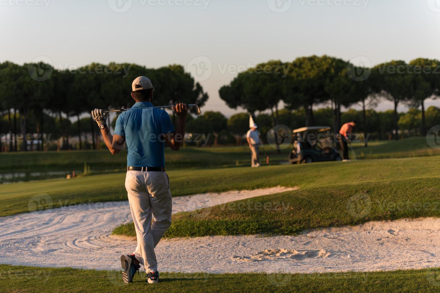 golfspeler van terug Bij Cursus op zoek naar gat in afstand foto