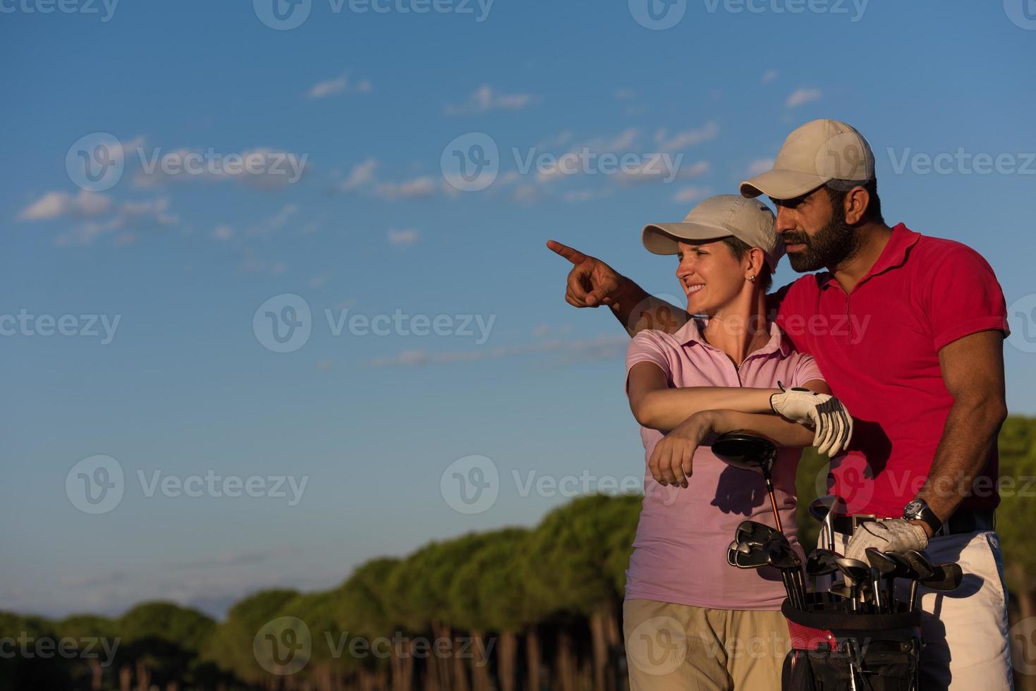 portret van paar Aan golf Cursus foto