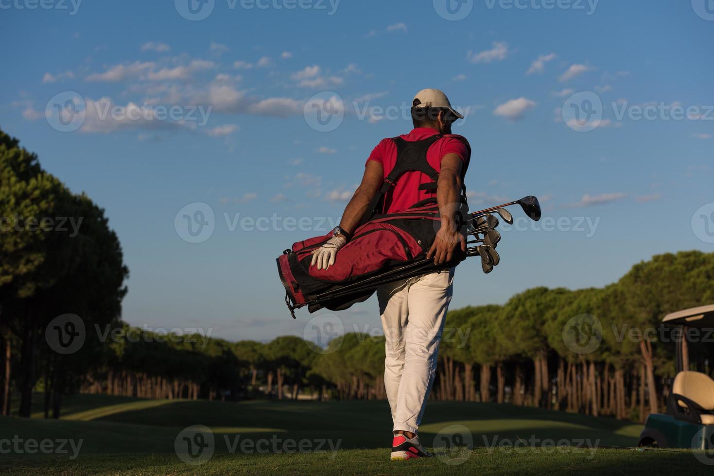 golfspeler wandelen en draag- golf zak foto