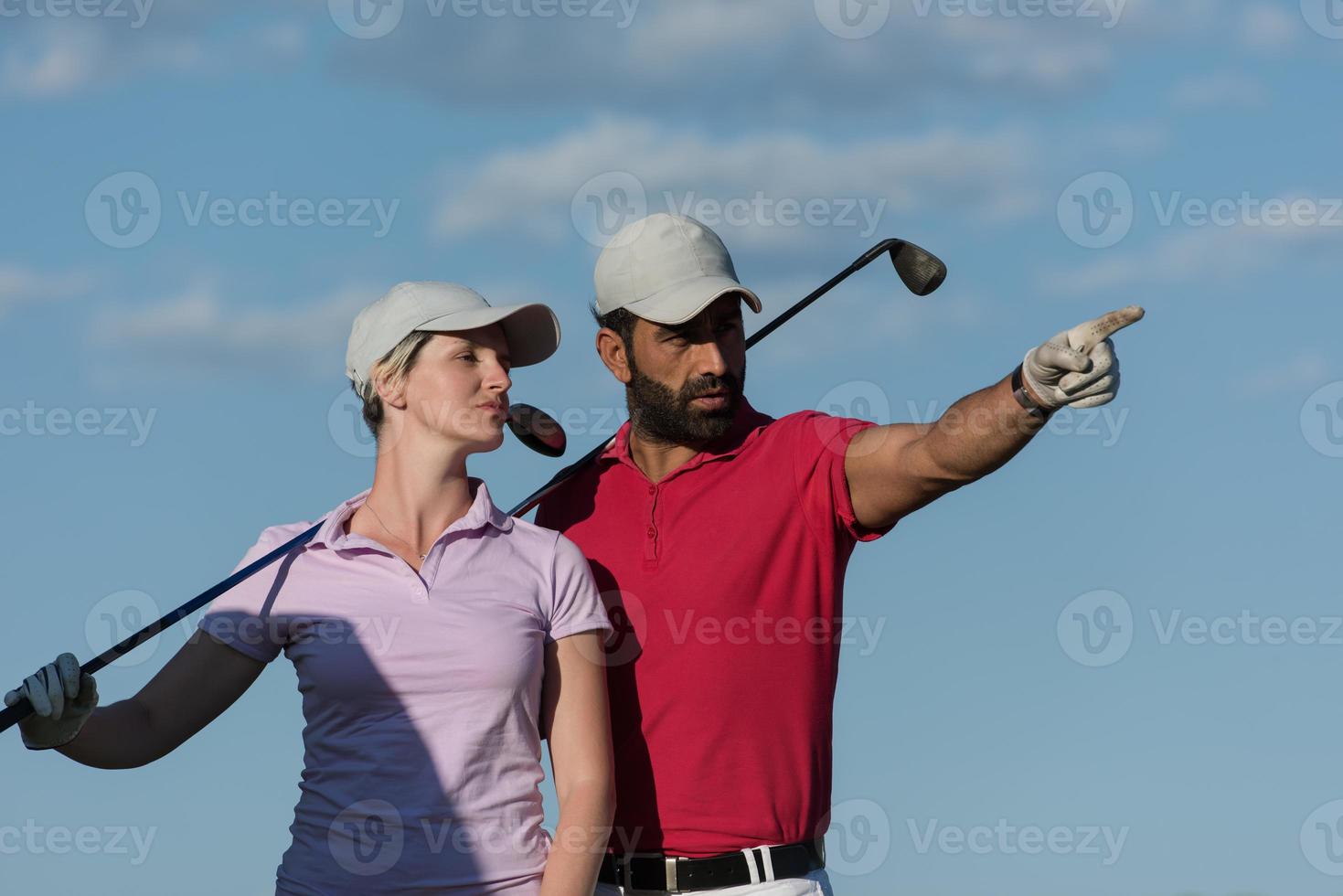 portret van paar Aan golf Cursus foto