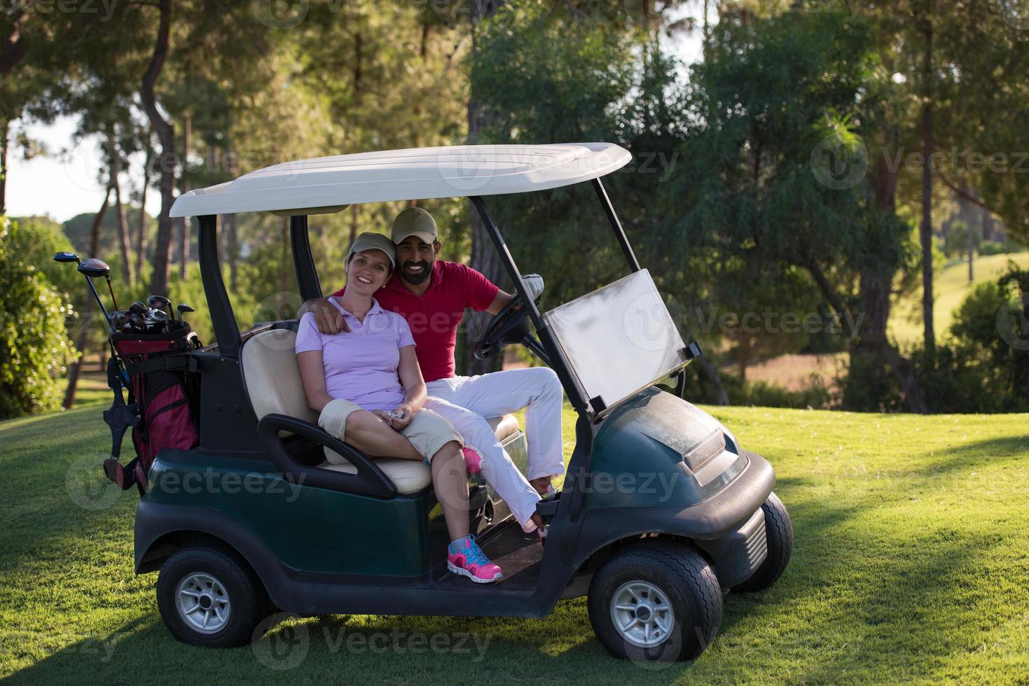 paar in buggy Aan golf Cursus foto