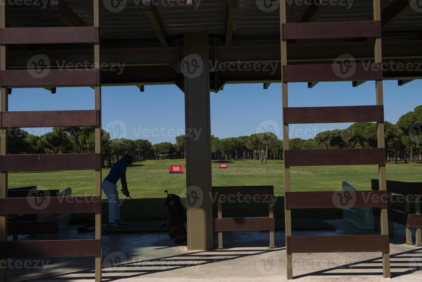 golf speler beoefenen schot Aan opleiding foto