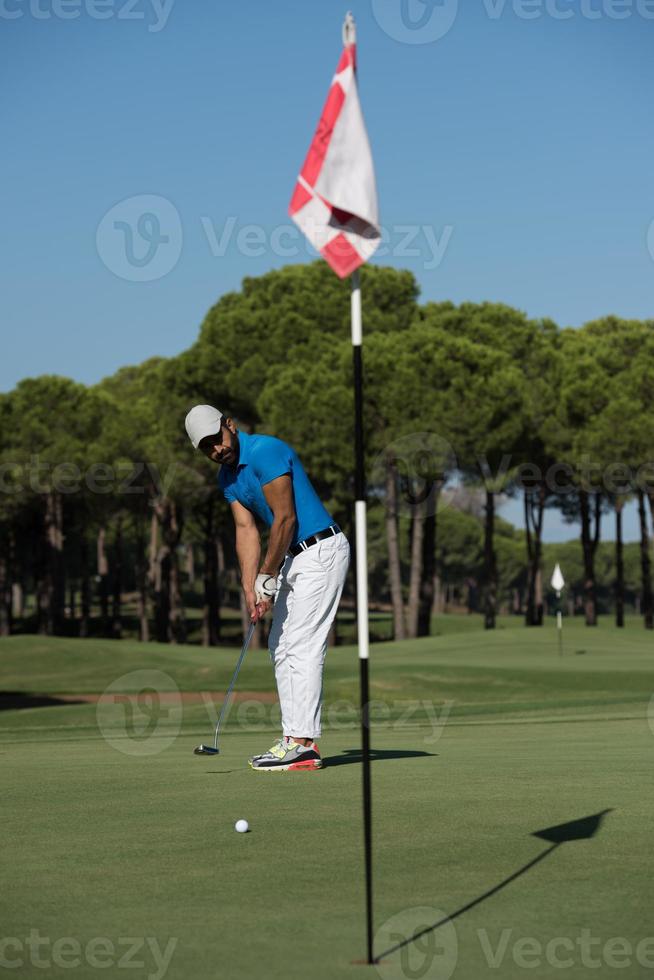 golf speler raken schot Bij zonnig dag foto