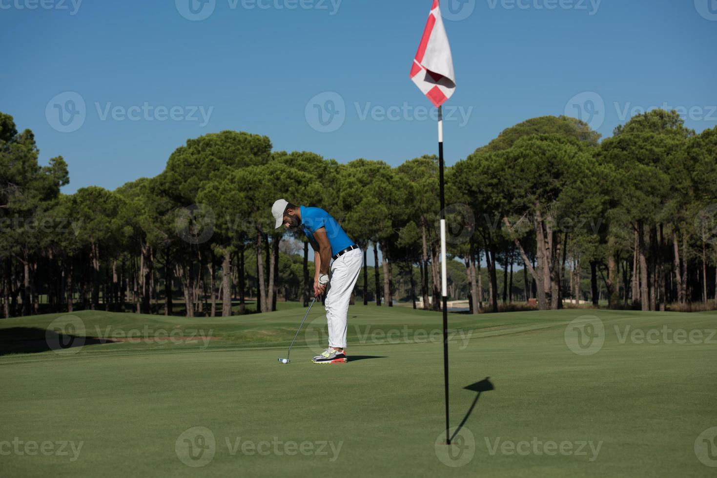 golf speler raken schot Bij zonnig dag foto