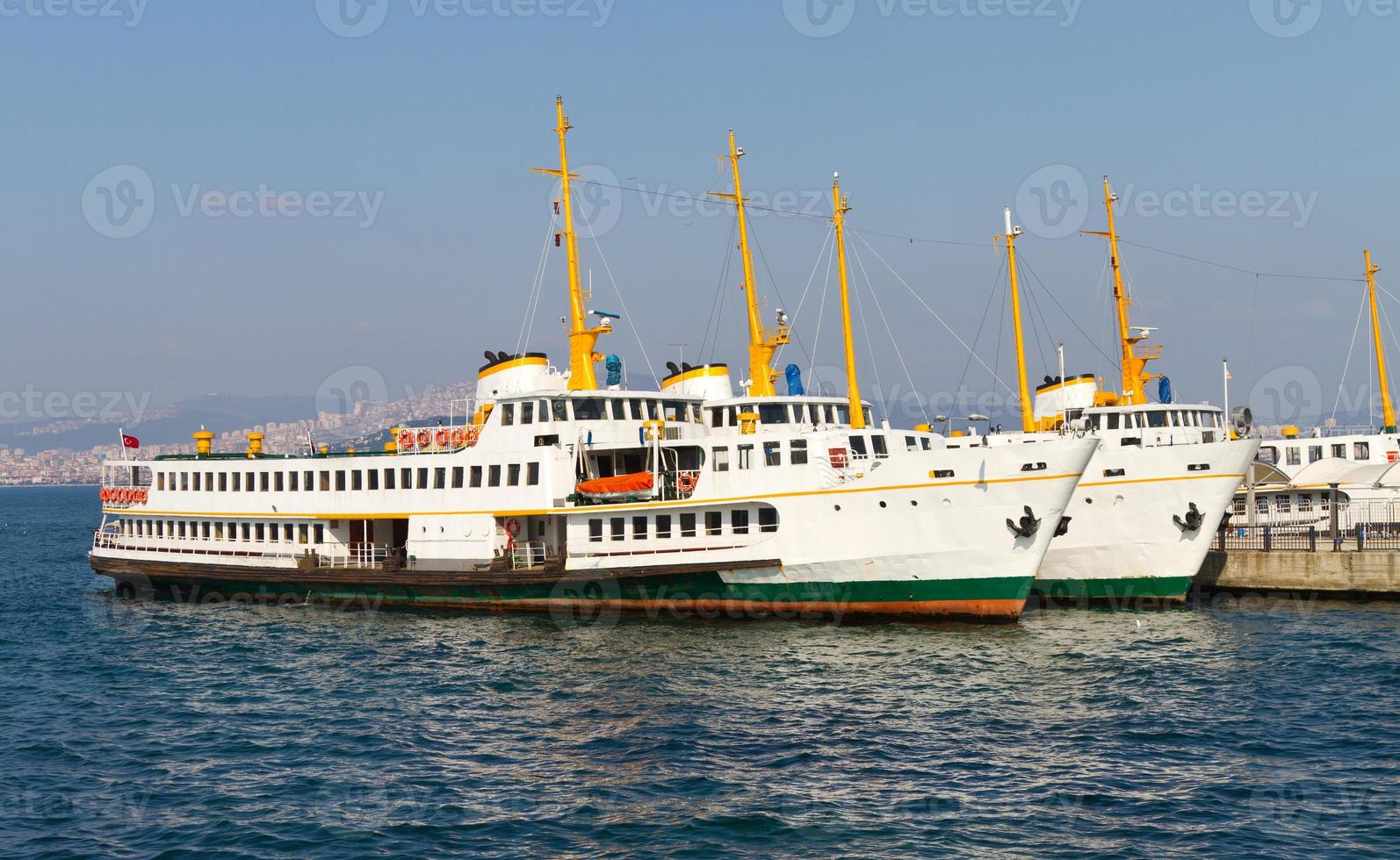 veerboot boten in haven foto