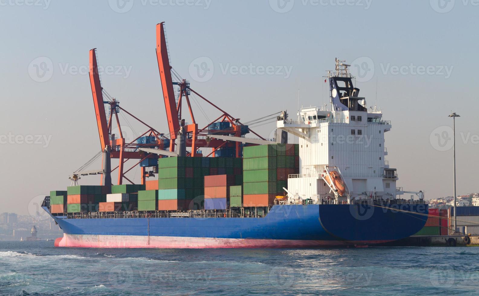 containerschip in de haven foto