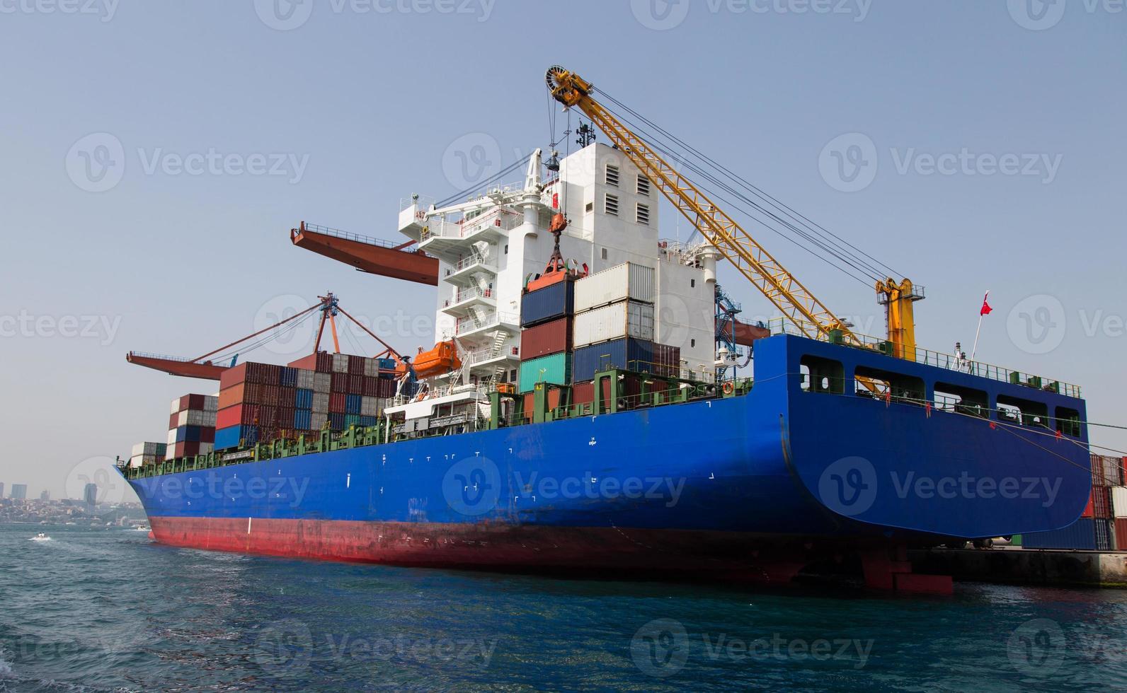 containerschip in de haven foto