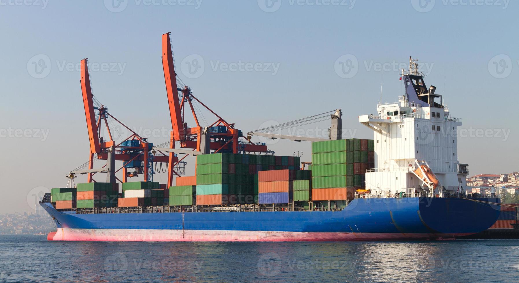 containerschip in de haven foto