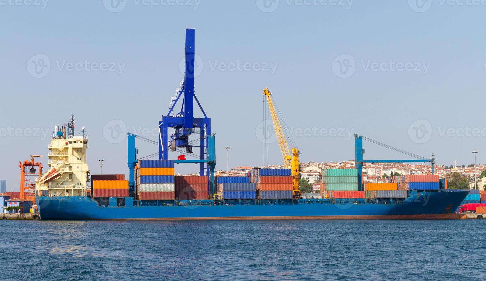 containerschip in de haven foto