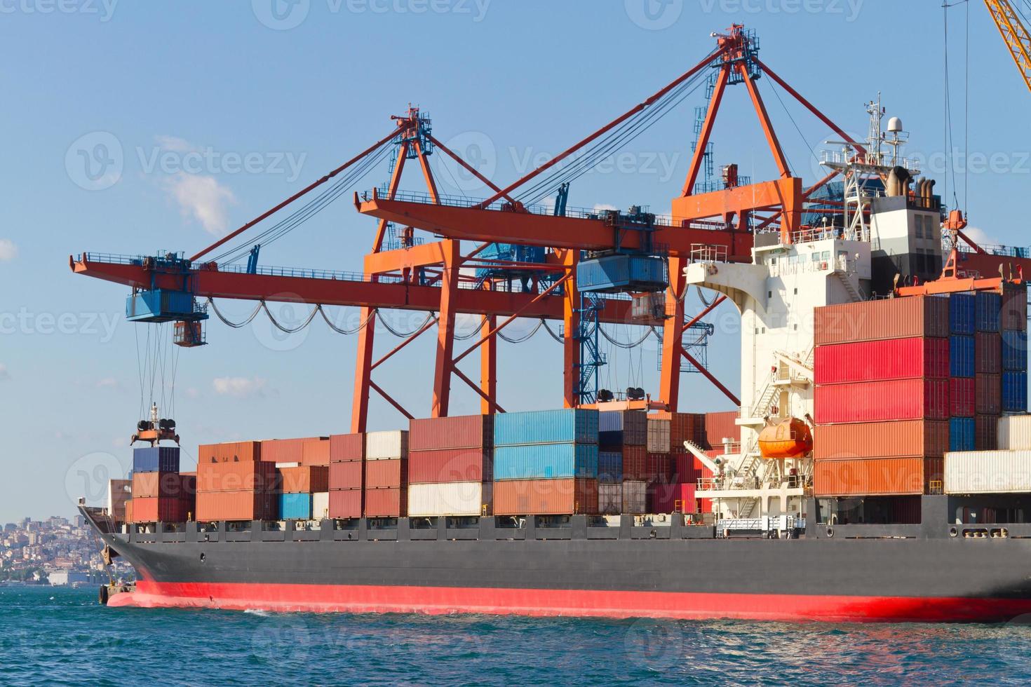 containerschip in de haven foto