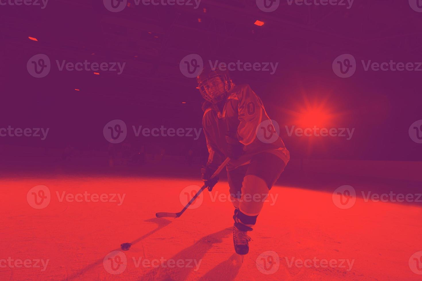 tiener ijs hockey speler in actie foto