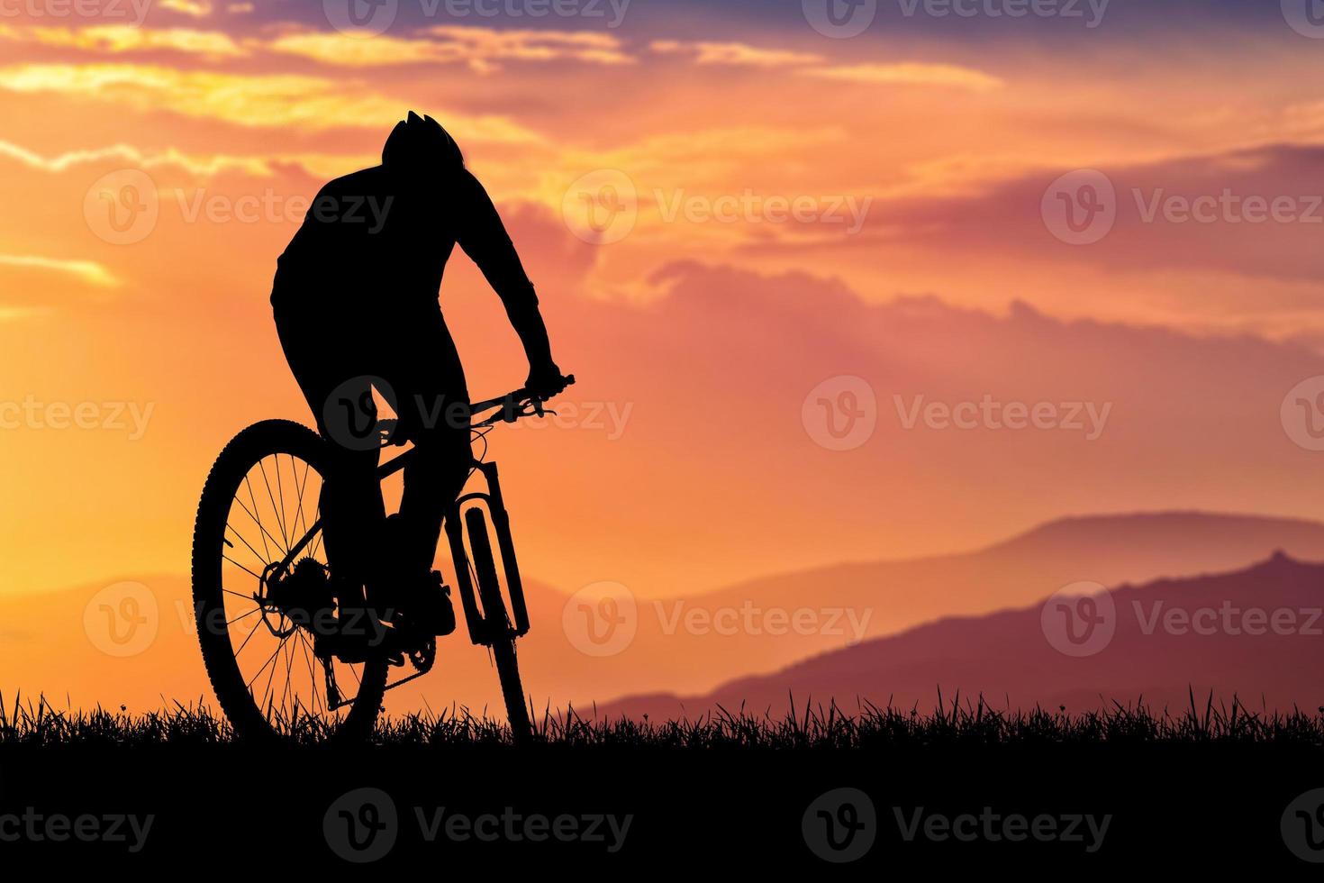 silhouet van mountainbikers met prachtig uitzicht. fiets oefening concept foto