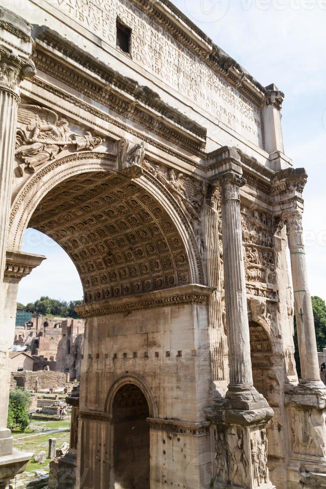 het bouwen van ruïnes en oude zuilen in rome, italië foto