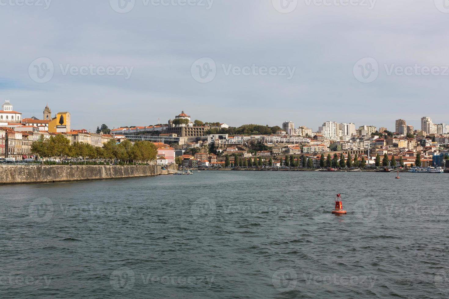 visie van porto stad Bij de oever van de rivier foto