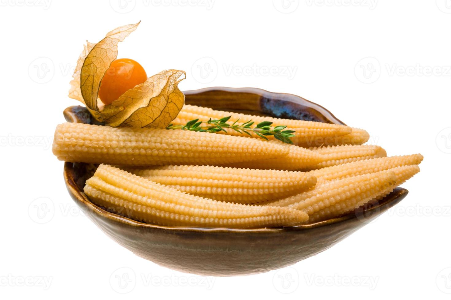 baby maïs in een kom Aan wit achtergrond foto