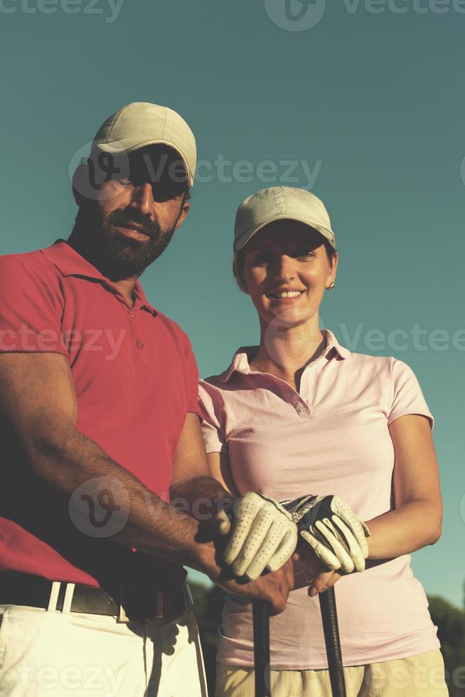 portret van paar Aan golf Cursus foto
