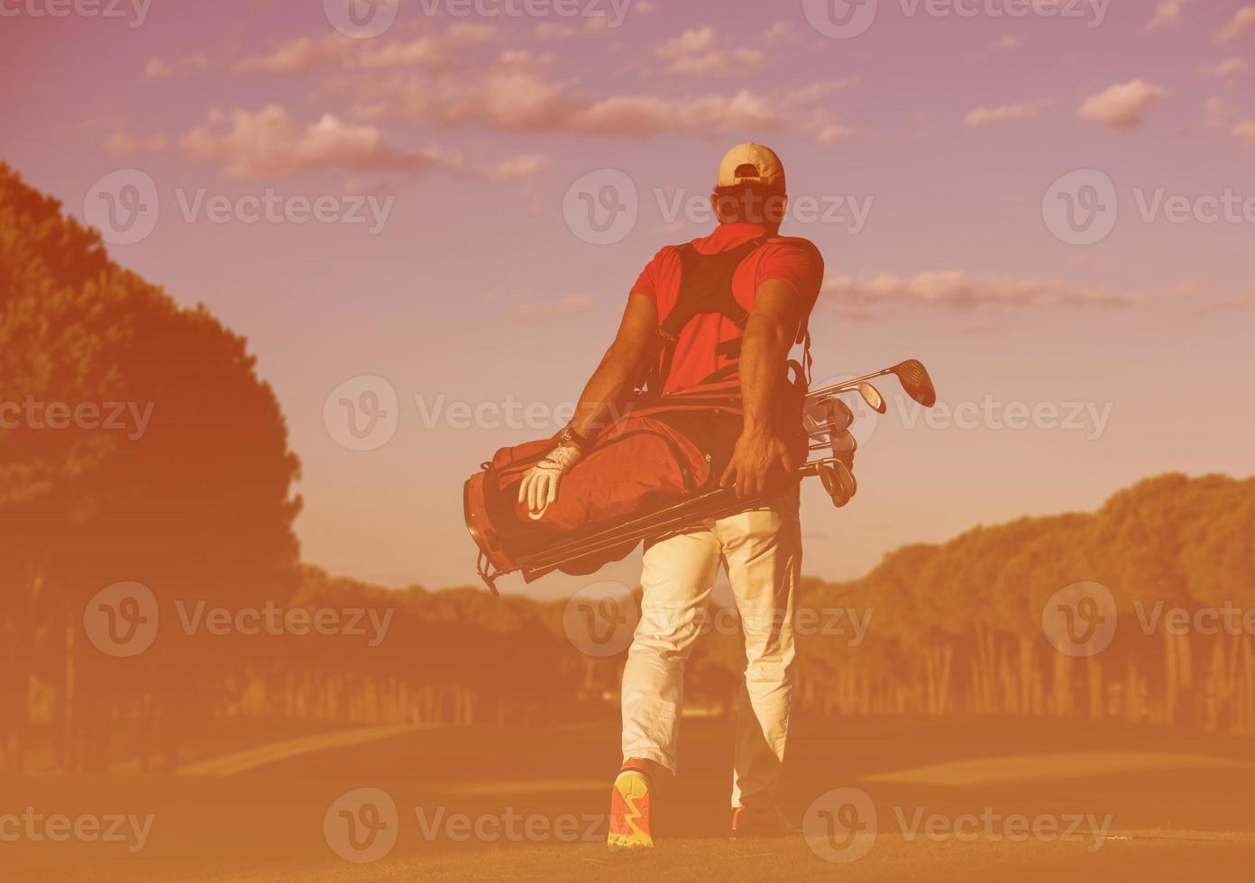 golfspeler wandelen en draag- golf zak foto