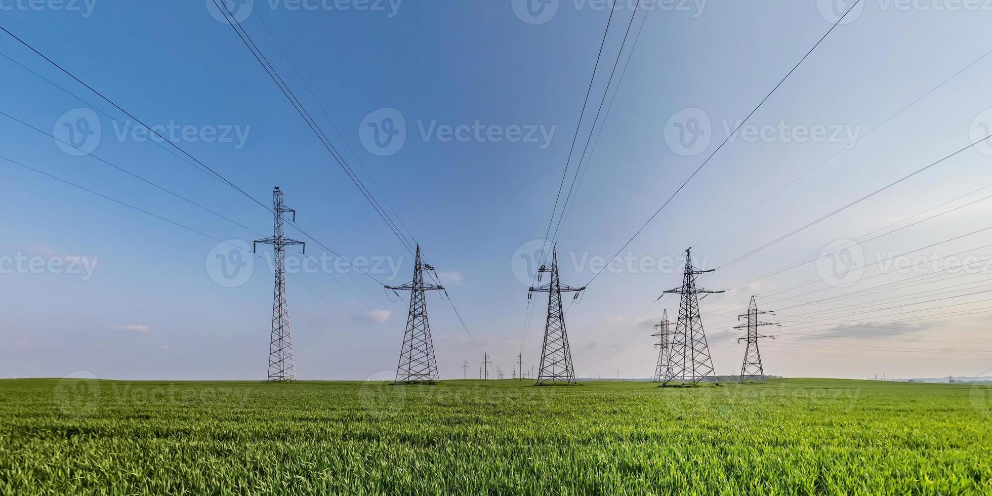 silhouet van de elektrische hoogspanningsmasten op de achtergrond van mooie avondwolken foto