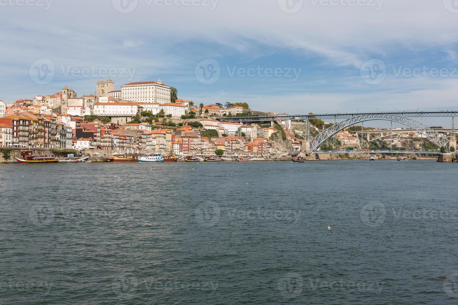 visie van porto stad Bij de oever van de rivier foto