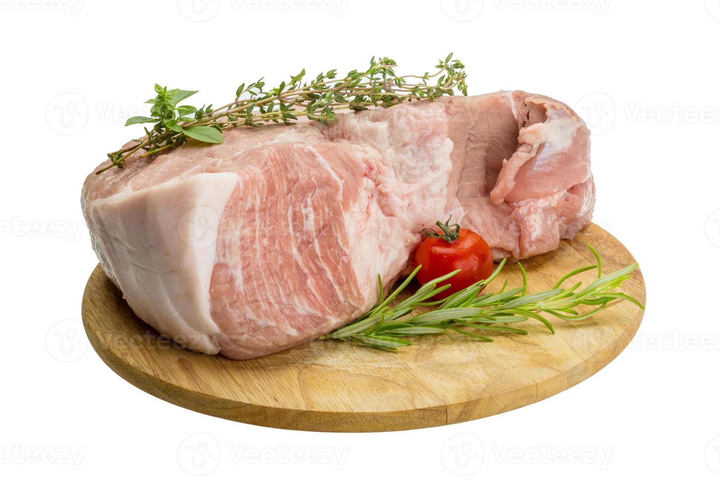 rauw varkensvlees vlees Aan houten bord en wit achtergrond foto