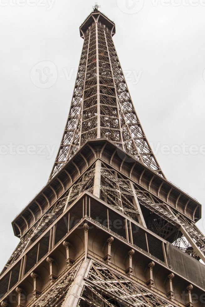 eiffel toren Parijs dichtbij omhoog visie foto